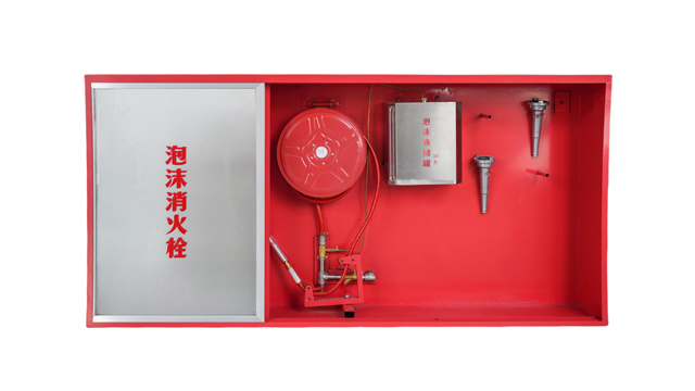 安装泡沫消火栓箱时，如何确保箱体的垂直度和位置精度？