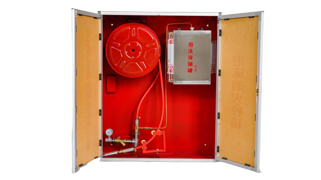 室内的消防栓箱内通常会配置哪些器材？